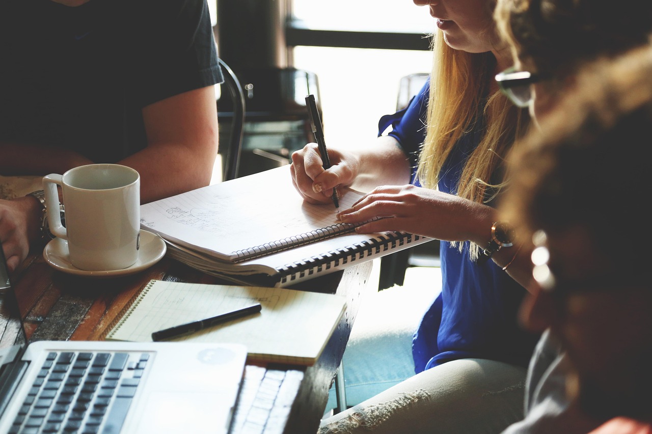 découvrez l'importance de la fréquence des réunions en entreprise et trouvez des conseils pratiques pour optimiser l'organisation de vos meetings afin d'améliorer la productivité et l'efficacité de vos équipes.