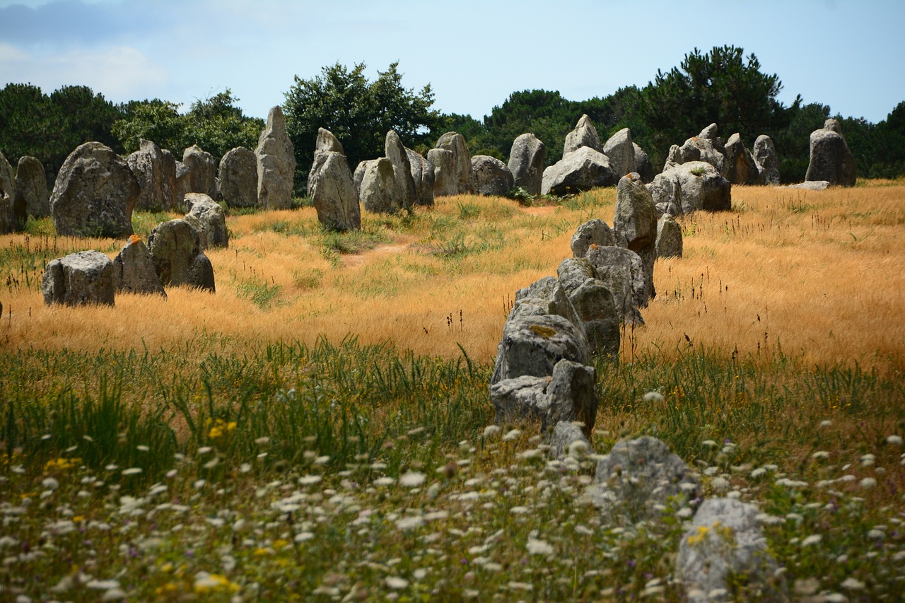 découvrez carnac, célèbre pour ses alignements de menhirs mystérieux et sa riche histoire préhistorique. profitez de ses plages idylliques, de sa charmante atmosphère et des paysages étourdissants. une destination incontournable pour les amoureux de la nature et de la culture en bretagne.