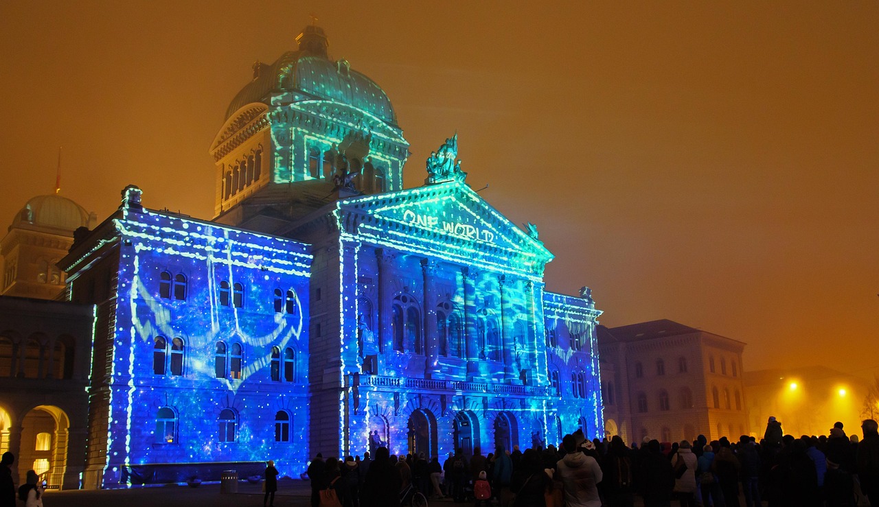 Tout savoir sur la projection de logo : avantages, coûts et tendances en 2025